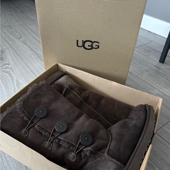 UGG Bailey Button - Picture 8 of 9